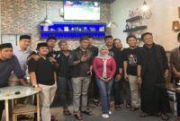 Para artis dan tim LA Management berpose bersama usai menghibur pengunjung dalam sesi live streaming di EM Coffee & Bistro, Somba Opu.