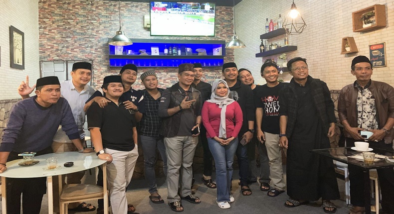 Para artis dan tim LA Management berpose bersama usai menghibur pengunjung dalam sesi live streaming di EM Coffee & Bistro, Somba Opu.