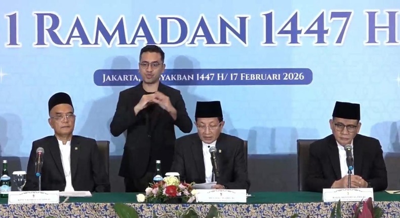 Menteri Agama Nasaruddin Umar (tengah) menyampaikan hasil Sidang Isbat penetapan 1 Ramadan 1447 Hijriah di Jakarta, Selasa (17/2/2026).