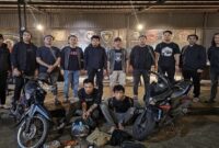 Dua pelaku pembobolan rumah dan indekos di Makassar diamankan polisi bersama barang bukti sepeda motor hasil curian. (Ist)