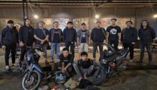 Dua pelaku pembobolan rumah dan indekos di Makassar diamankan polisi bersama barang bukti sepeda motor hasil curian. (Ist)