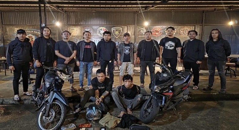 Dua pelaku pembobolan rumah dan indekos di Makassar diamankan polisi bersama barang bukti sepeda motor hasil curian. (Ist)