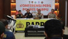 Konferensi Pers di Aula Mako Polres Barru pada Selasa, (24/2/2026), terkait kasus pencurian dengan pemberatan (curat).