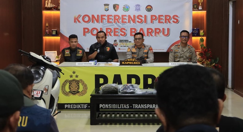 Konferensi Pers di Aula Mako Polres Barru pada Selasa, (24/2/2026), terkait kasus pencurian dengan pemberatan (curat).
