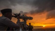 Tim pemantau hilal melakukan rukyatul hilal saat matahari terbenam untuk menentukan awal Ramadan