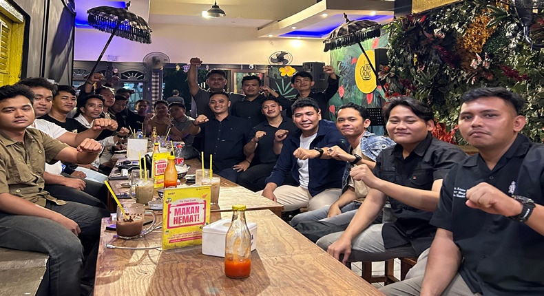 Ketua PERMAHI DPC Aceh, Rifqi Maulana (kanan, depan).