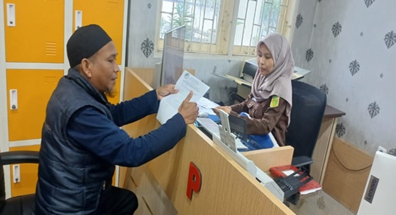 Sekjen LSM SOMASI, Solihin Nappa melaporkan dugaan korupsi dan BOS ke Kejari Gowa