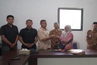Proses mediasi kasus dugaan pemukulan siswa di Aceh Barat yang berujung perdamaian. Terlihat perwakilan keluarga korban dan pihak terkait berjabat tangan di sebuah ruangan kantor, dengan sejumlah aparat dan perangkat desa turut menyaksikan. Dalam proses tersebut, kuasa hukum korban disebut tidak dilibatkan.