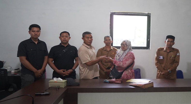Proses mediasi kasus dugaan pemukulan siswa di Aceh Barat yang berujung perdamaian. Terlihat perwakilan keluarga korban dan pihak terkait berjabat tangan di sebuah ruangan kantor, dengan sejumlah aparat dan perangkat desa turut menyaksikan. Dalam proses tersebut, kuasa hukum korban disebut tidak dilibatkan.