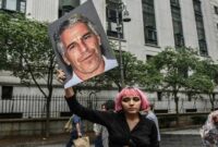 Salah satu pengunjuk rasa Hot Mess membawa foto Jeffrey Epstein di depan Gedung Pengadilan Federal di New York City, Amerika Serikat. (Ist)