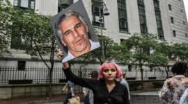 Salah satu pengunjuk rasa Hot Mess membawa foto Jeffrey Epstein di depan Gedung Pengadilan Federal di New York City, Amerika Serikat. (Ist)