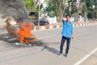 Koordinator AMTPK Takalar, Takhifal Mursalin, menyuarakan aspirasi dalam aksi demonstrasi.