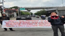 Aksi demonstrasi Front Aksi Progresif (FAP) di depan Kantor Kejati Sulsel, mendesak pengusutan dugaan penyimpangan dana hibah pembangunan Masjid Rachita di Kabupaten Takalar.