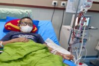 Muhammad Ali, advokat sekaligus korban, saat menjalani perawatan usai cuci darah, diduga menerima suntikan obat kedaluwarsa di Makassar.