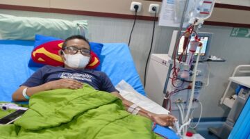 Muhammad Ali, advokat sekaligus korban, saat menjalani perawatan usai cuci darah, diduga menerima suntikan obat kedaluwarsa di Makassar.