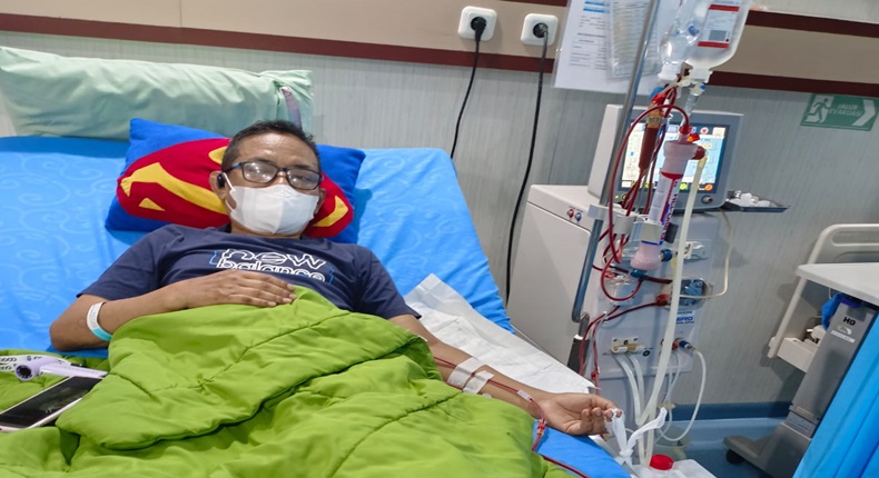 Muhammad Ali, advokat sekaligus korban, saat menjalani perawatan usai cuci darah, diduga menerima suntikan obat kedaluwarsa di Makassar.
