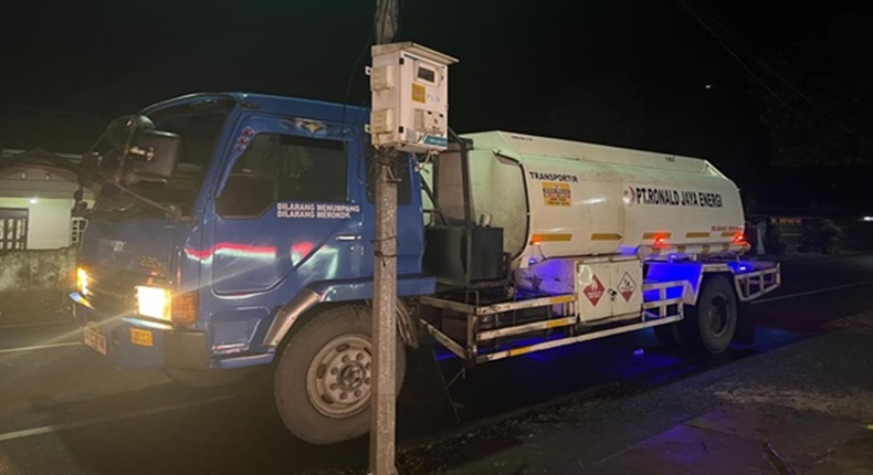 Mobil tangki pengangkut BBM milik PT Ronald Jaya Energi yang diduga digunakan dalam distribusi solar dari Bulukumba menuju Makassar.