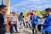 Mahasiswa yang tergabung dalam PC PMII Sinjai menggelar aksi demonstrasi di depan Mapolres Sinjai, Selasa (10/3/2026).