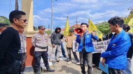 Mahasiswa yang tergabung dalam PC PMII Sinjai menggelar aksi demonstrasi di depan Mapolres Sinjai, Selasa (10/3/2026).