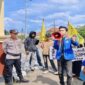 Mahasiswa yang tergabung dalam PC PMII Sinjai menggelar aksi demonstrasi di depan Mapolres Sinjai, Selasa (10/3/2026).