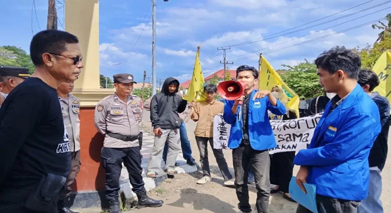 Mahasiswa yang tergabung dalam PC PMII Sinjai menggelar aksi demonstrasi di depan Mapolres Sinjai, Selasa (10/3/2026).