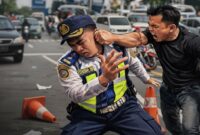 Pria di Makassar Hajar Petugas Dishub hingga Rahang Bergeser (Ilustrasi)