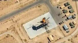 Rekaman udara memperlihatkan rudal Israel menghantam objek yang menyerupai helikopter di sebuah pangkalan di Iran. Belakangan, analis pertahanan menduga target tersebut hanyalah lukisan helikopter 3D di atas aspal yang dibuat sebagai decoy untuk mengecoh serangan udara Israel. (Ist)