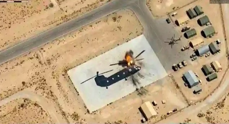 Rekaman udara memperlihatkan rudal Israel menghantam objek yang menyerupai helikopter di sebuah pangkalan di Iran. Belakangan, analis pertahanan menduga target tersebut hanyalah lukisan helikopter 3D di atas aspal yang dibuat sebagai decoy untuk mengecoh serangan udara Israel. (Ist)