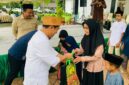 Ketua DPRD Luwu Utara, Husain, saat menyerahkan santunan kepada anak yatim dalam kegiatan silaturahmi dan buka puasa bersama di Kantor DPRD Luwu Utara.