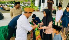 Ketua DPRD Luwu Utara, Husain, saat menyerahkan santunan kepada anak yatim dalam kegiatan silaturahmi dan buka puasa bersama di Kantor DPRD Luwu Utara.