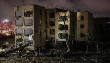 Petugas keamanan dan tim penyelamat berada di lokasi dampak serangan rudal Iran di Arad, Israel selatan, Minggu (22/3/2026). (AFP/Ilia Yefimovich)