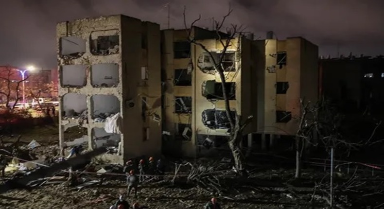 Petugas keamanan dan tim penyelamat berada di lokasi dampak serangan rudal Iran di Arad, Israel selatan, Minggu (22/3/2026). (AFP/Ilia Yefimovich)