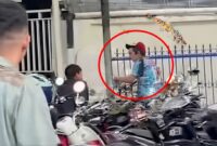 Juru parkir liar yang diduga memungut tarif tinggi tanpa karcis terlihat dalam tangkapan layar video sebelum diamuk jemaah usai Salat Id di Makassar.