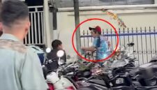 Juru parkir liar yang diduga memungut tarif tinggi tanpa karcis terlihat dalam tangkapan layar video sebelum diamuk jemaah usai Salat Id di Makassar.