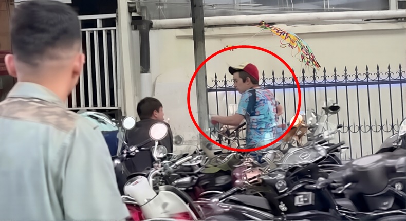 Juru parkir liar yang diduga memungut tarif tinggi tanpa karcis terlihat dalam tangkapan layar video sebelum diamuk jemaah usai Salat Id di Makassar.