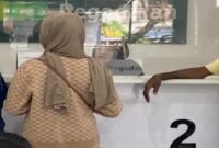 Korban berinisial TA saat mendatangi kantor PT Pegadaian Cabang UPC Bitoa, Jalan Borong Raya, Makassar, untuk meminta penjelasan terkait emas jaminannya yang ditebus oleh orang lain meski surat gadai sebelumnya telah dilaporkan hilang.