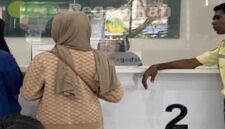 Korban berinisial TA saat mendatangi kantor PT Pegadaian Cabang UPC Bitoa, Jalan Borong Raya, Makassar, untuk meminta penjelasan terkait emas jaminannya yang ditebus oleh orang lain meski surat gadai sebelumnya telah dilaporkan hilang.