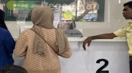 Korban berinisial TA saat mendatangi kantor PT Pegadaian Cabang UPC Bitoa, Jalan Borong Raya, Makassar, untuk meminta penjelasan terkait emas jaminannya yang ditebus oleh orang lain meski surat gadai sebelumnya telah dilaporkan hilang.