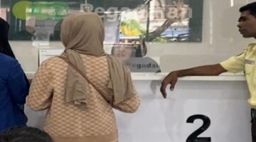 Korban berinisial TA saat mendatangi kantor PT Pegadaian Cabang UPC Bitoa, Jalan Borong Raya, Makassar, untuk meminta penjelasan terkait emas jaminannya yang ditebus oleh orang lain meski surat gadai sebelumnya telah dilaporkan hilang.