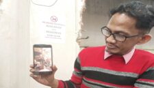 Kuasa hukum media online BomWaktu.com, Arryawangsyah, memperlihatkan rekaman video yang menjadi dasar pemberitaan terkait dugaan anggota DPRD bernyanyi dan berjoget di sebuah kafe.