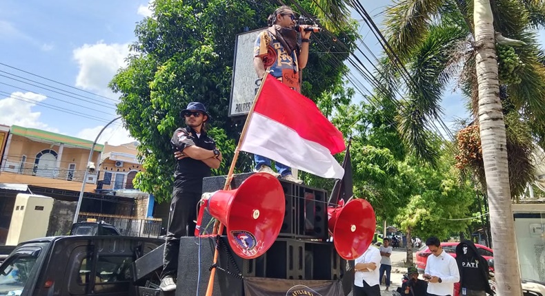 Aksi penyampaian sikap, L-PATI mengajukan sejumlah tuntutan di Polres Bulukumba dan meminta pembukaan kembali penyelidikan, pelaksanaan gelar perkara khusus di Polda Sulsel, pemberian salinan dokumen BAP dan berita acara gelar perkara, serta pencopotan Kasat Reskrim dan Kanit Pidum yang dinilai tidak profesional.