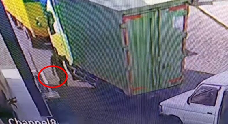 Cuplikan CCTV menunjukkan seorang pria diduga pelangsir BBM membawa parang dan menghampiri tim investigasi L-PATI terkait dugaan praktik solar ilegal.