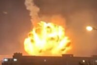 Ledakan besar membumbung tinggi di Israel, dengan kobaran api dan asap tebal terlihat dari kejauhan di atas kawasan permukiman.