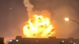 Ledakan besar membumbung tinggi di Israel, dengan kobaran api dan asap tebal terlihat dari kejauhan di atas kawasan permukiman.