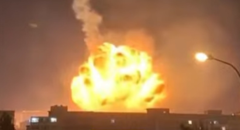 Ledakan besar membumbung tinggi di Israel, dengan kobaran api dan asap tebal terlihat dari kejauhan di atas kawasan permukiman.