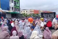 Ratusan jemaah Tarekat Naqsyabandiyah telah melaksanakan Salat IdulFitri 1447 Hijriah di area parkiran kompleks rumah toko (ruko) di Jalan Perintis Kemerdekaan, Makassar, Kamis (19/3/2026).