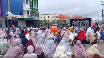 Ratusan jemaah Tarekat Naqsyabandiyah telah melaksanakan Salat IdulFitri 1447 Hijriah di area parkiran kompleks rumah toko (ruko) di Jalan Perintis Kemerdekaan, Makassar, Kamis (19/3/2026).