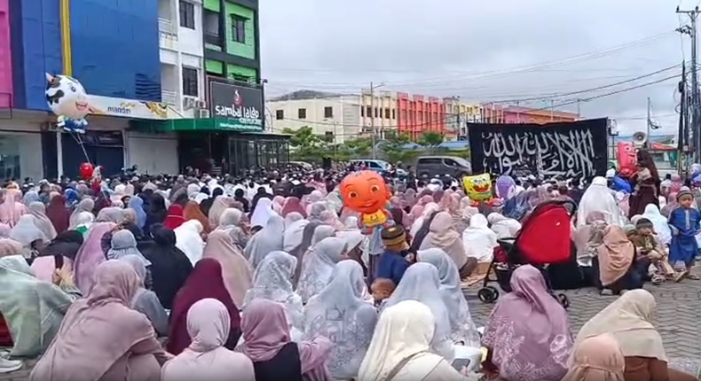 Ratusan jemaah Tarekat Naqsyabandiyah telah melaksanakan Salat IdulFitri 1447 Hijriah di area parkiran kompleks rumah toko (ruko) di Jalan Perintis Kemerdekaan, Makassar, Kamis (19/3/2026).