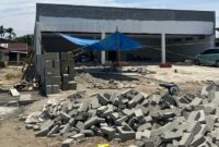 Proses pembangunan ritel modern di Desa Bungadidi, Kecamatan Tanalili, Kabupaten Luwu Utara, yang menuai penolakan warga karena diduga belum mengantongi izin serta tetap berlanjut meski rekomendasi pemerintah desa telah dicabut.