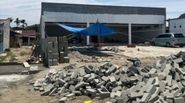 Proses pembangunan ritel modern di Desa Bungadidi, Kecamatan Tanalili, Kabupaten Luwu Utara, yang menuai penolakan warga karena diduga belum mengantongi izin serta tetap berlanjut meski rekomendasi pemerintah desa telah dicabut.